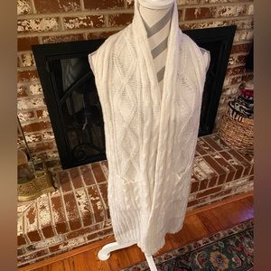 Simply Vera Wang Cream-Colored Cable Knit Scarf with 2 Pockets. NWOT.